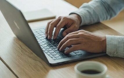 データダッシュボードを囲むチーム